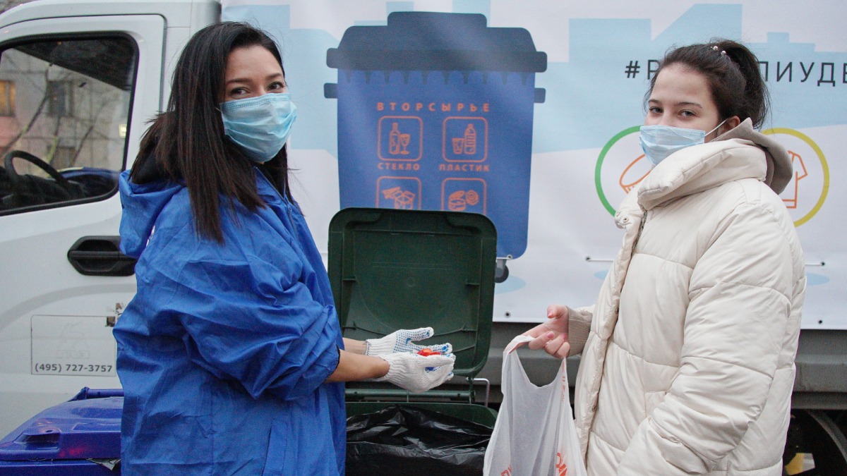 Москвичка Настасья Барыкова (справа) узнала об акции заранее и основательно подготовилась к ней. Она принесла пластиковые крышечки на переработку. Сложить их в специальный контейнер ей помогает координатор акции по приему вторсырья Дания Бахтина