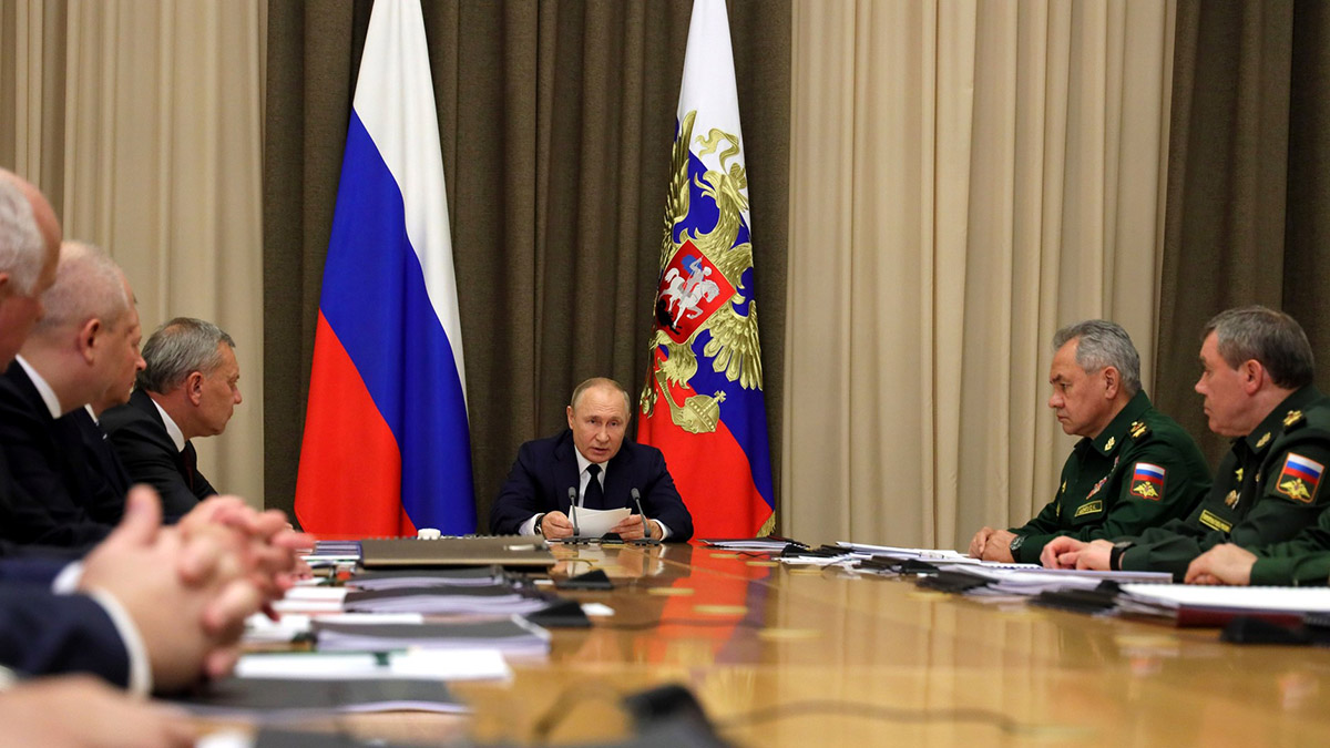 Путин назвал прививки от коронавируса реальным спасением от летальных исходов 