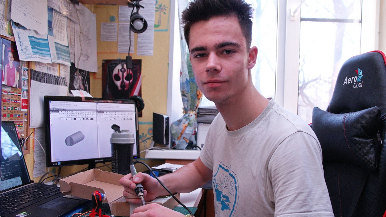 Студент МАИ Михаил Должанский собирает робота-змею