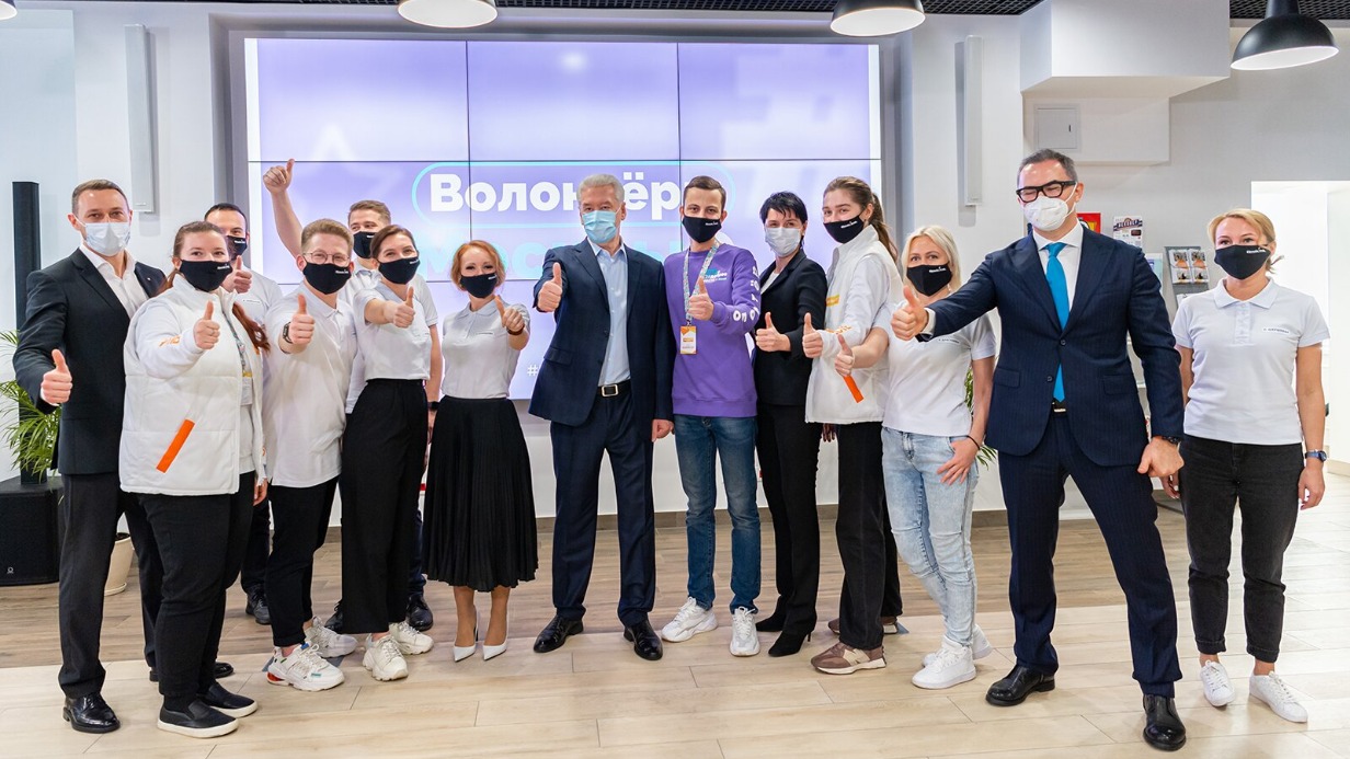 Слева направо. Представитель сети розничных магазинов Юрий Семенов, волонтер Полина Окунева, начальник отдела реализации ключевых проектов Мосволонтера Денис Кириллов, волонтер Павел Руднев, директор Мосволонтера Анатолий Зорин, волонтер Алина Бобылева, замдиректора Мосволонтера Людмила Кузнецова, мэр Москвы Сергей Собянин, волонтер Артем Иванов, директор по управлению персоналом одной из торговых сетей Лариса Бодягина, волонтер Валерия Валуйских, председатель Комитета общественных связей и молодежной политики столицы Екатерина Драгунова, гендиректор группы компаний, владеющих крупной продовольственной розничной сетью, Вячеслав Султанов и начальник отдела по работе с партнерами Мосволонтера Ольга Шернева обсудили акцию #МыВместе