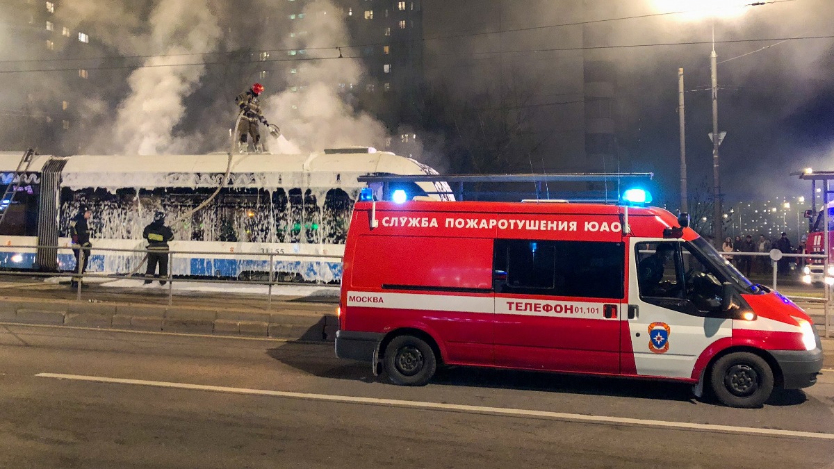 Крышу трамвая потушили на юге столицы 