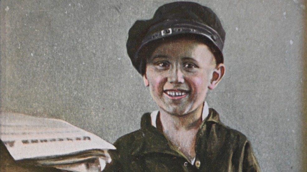 Открытка из музея «Вечерней Москвы» с изображением мальчика-разносчика