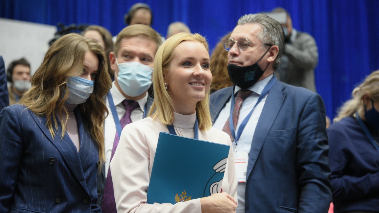 Новый уполномоченный при президенте Российской Федерации по правам ребенка Мария Львова-Белова (в центре) впервые выступила в новой роли на итоговом форуме Общественной палаты «Сообщество»