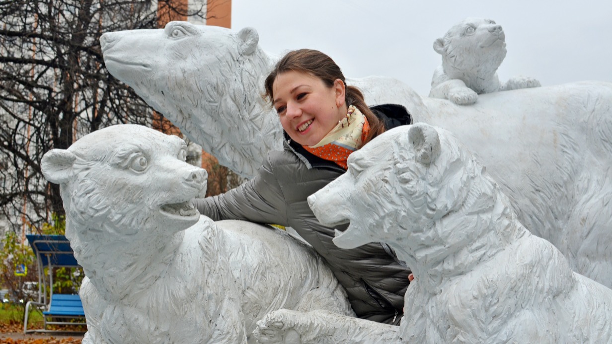 Художник Юлия Роткова в окружении созданных ею скульптур белых медведей, которые установлены в Сквере имени 50-летия ВЛКСМ в Северном Медведкове