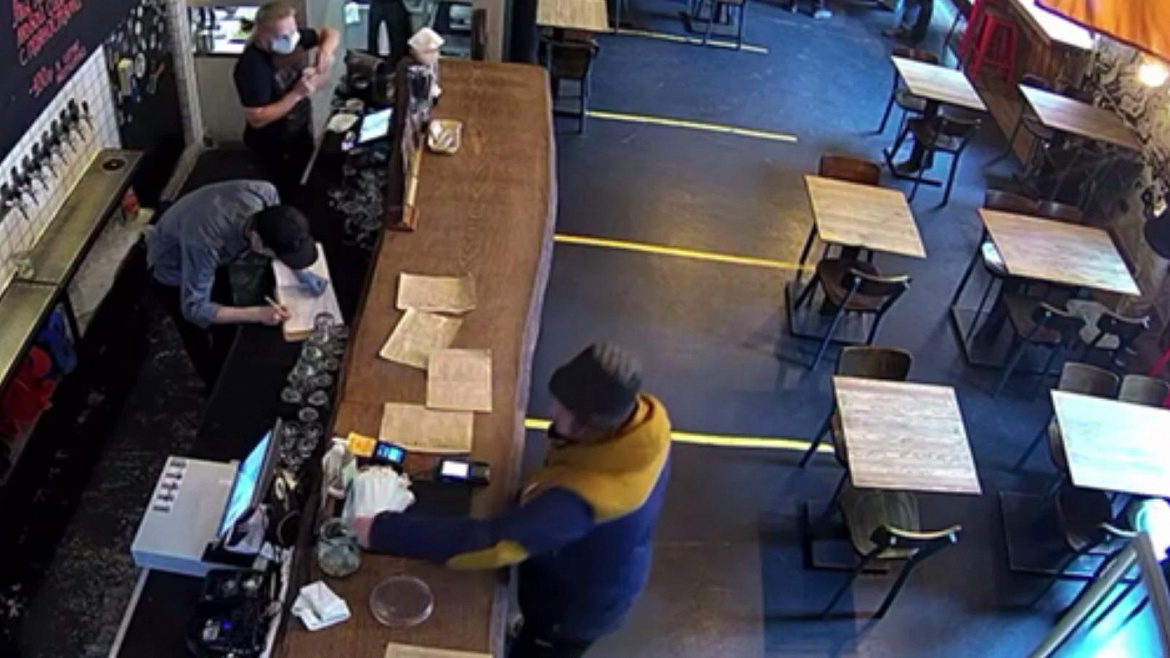 Похитившего банку с деньгами из московского кафе поймали в Санкт-Петербурге