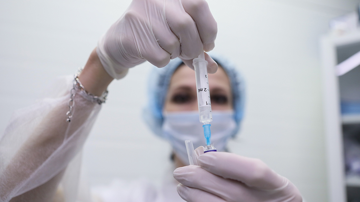  «Мутаций будет тысячи»: спасет ли прививка от «омикрона» и когда обновят российские вакцины