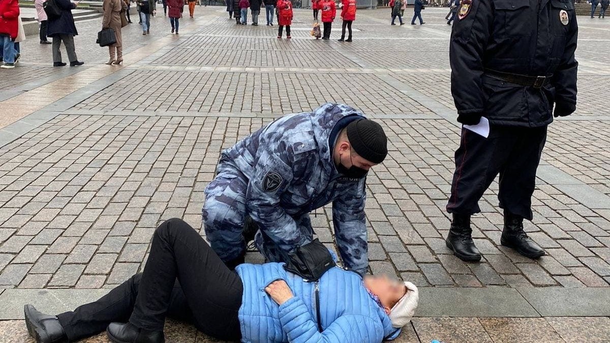 Мужчина на электросамокате сбил пожилую женщину в Москве и скрылся