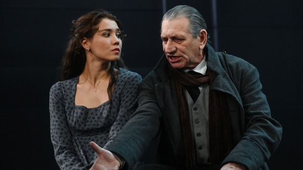 Евгений Князев в роли князя Болконского и Аделина Гизатуллина в роли мадемуазель Бурьен