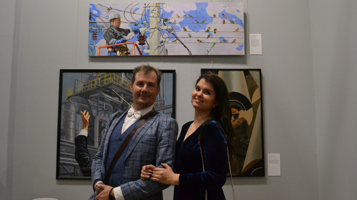 Художница Екатерина Вахрушева с другом Евгением Кравченко, который позировал ей для картины, на фоне полотна