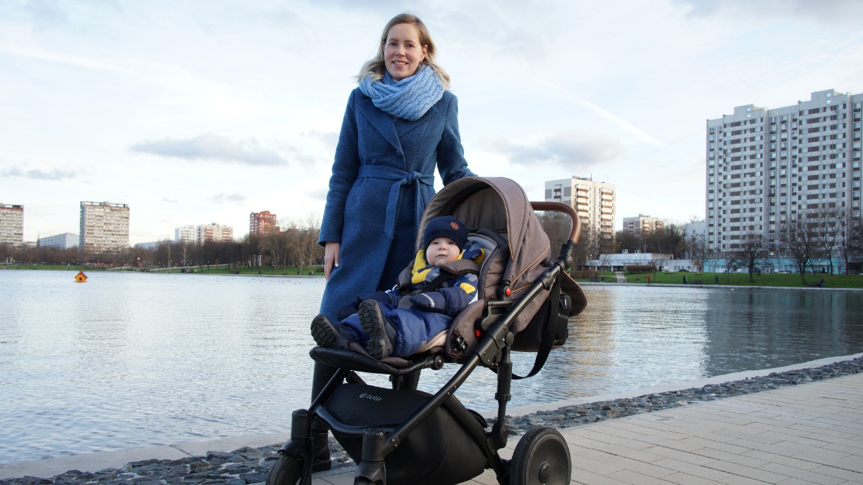 Москвичка Ольга Астапчик с сыном Димой на прогулке у Гольяновского пруда. В этом году у водоема обустроили пристань. Рядом разместили памп-трек и павильон для мастер-классов, а напротив, на Уссурийской улице, дом 4, — смотровую площадку