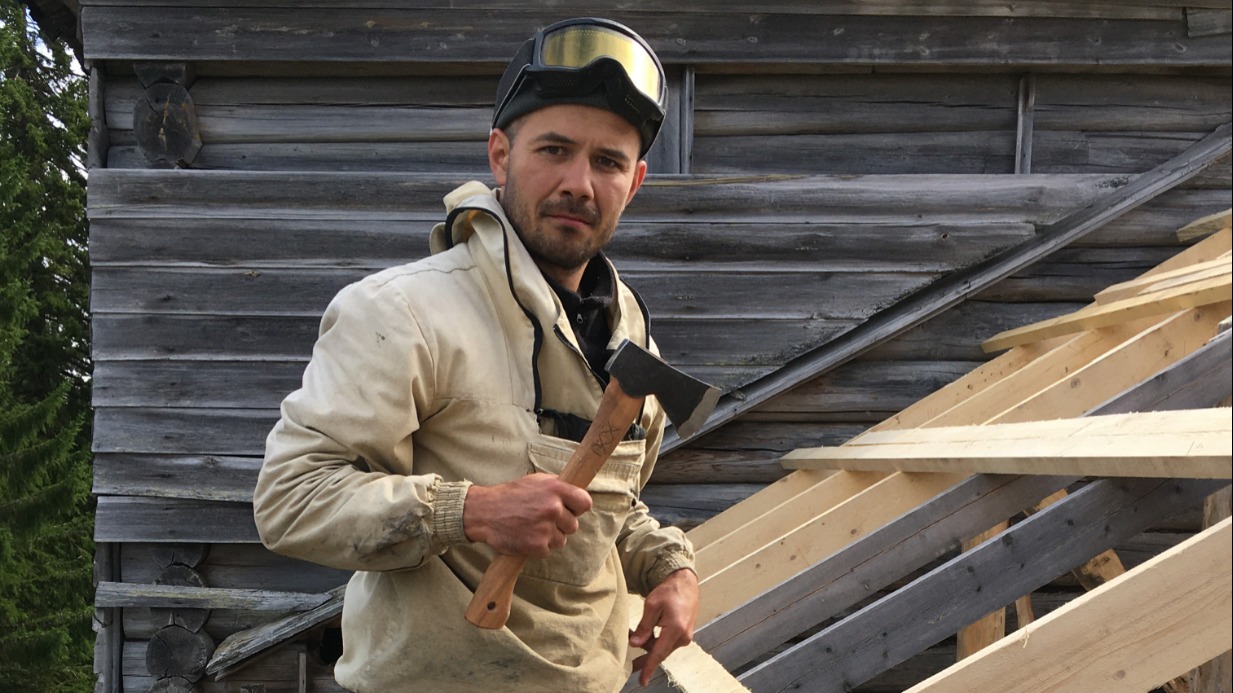 Плотник Денис Плетнев из Москвы восстанавливает один из храмов в Архангельской области. Сейчас он ведет плотницкие курсы для всех желающих в Садовниках