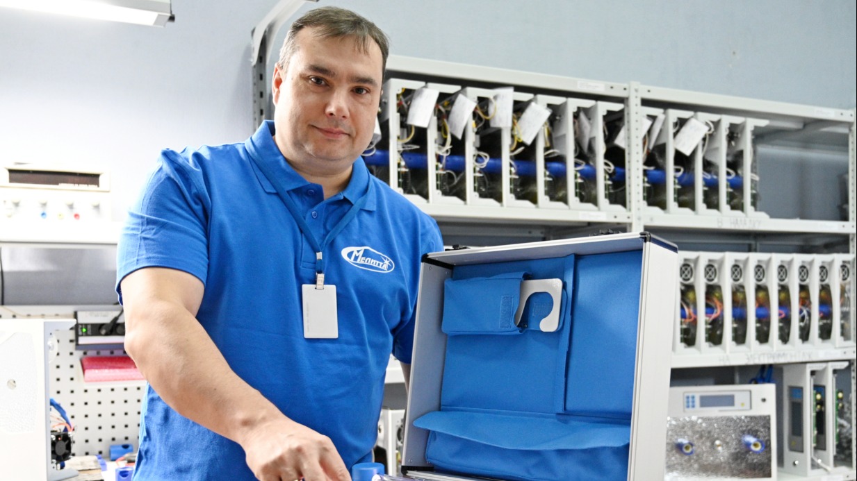 Заместитель генерального директора по производству столичной компании Андрей Смирнов показывает уникальную установку для обеззараживания воздуха и поверхностей помещений, которую активно закупают импортеры