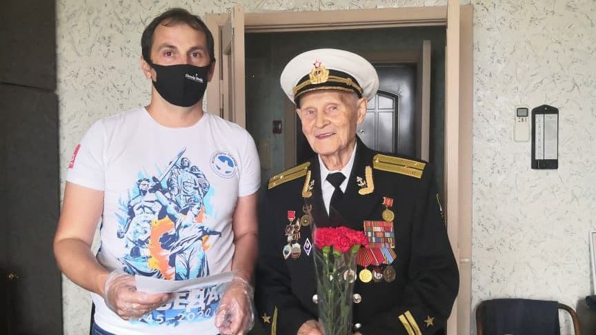 Волонтер Максим Конев привез подарки ветерану Сергею Медникову