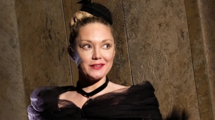 Актриса Мария Аниканова в роли Миледи (Ольги Ярославовны) в сцене из спектакля «Дюма» по пьесе Ивана Охлобыстина в театре «Современник».