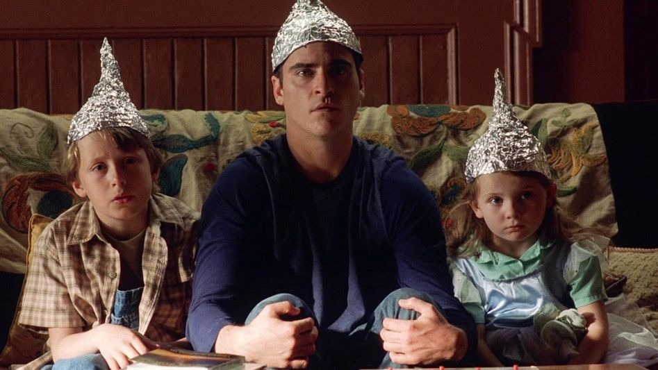 Герои фильма «Знаки» спасаются от воздействия пришельцев при помощи шапочек из фольги. На фото актеры Рори Калкин, Мел Гибсон и Эбигейл Бреслин (слева направо