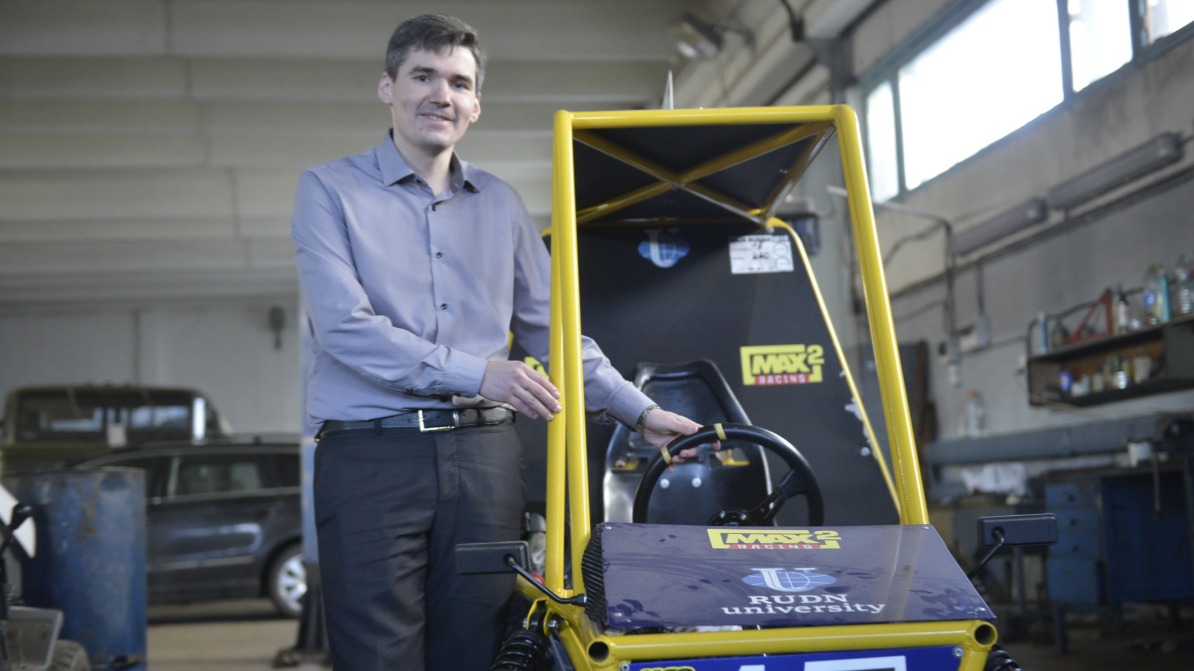 Изобретатель, кандидат технических наук, председатель совета молодых ученых РУДН Александр Марусин с раннего детства увлекался автомобилями. Хобби переросло в научные изыскания, и теперь он работает над улучшениями автодвигателей
