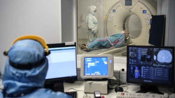 Медработники больницы № 15 имени Филатова проводят компьютерную томографию пациента с подозрением на ковид