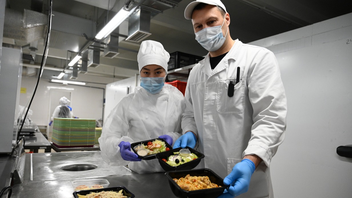 Кафе-столовая в МГСУ готовит еду для медиков из «красной» зоны. Директор по производству Евгений Дегасюк и сотрудница предприятия Сарина Белекова показывают меню на день: плов, салаты, гарнир и соусы