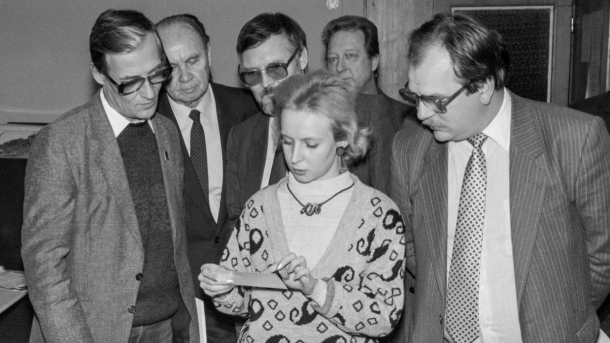 В отделе ин- формационного обеспечения ТАСС, где собраны данные по раз- личным отраслям знаний за несколь- ко десятилетий, фото 1989 года