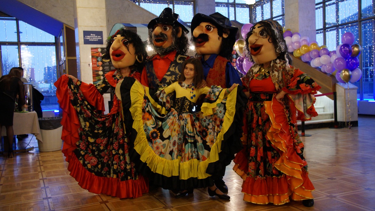 Любовь Машкова и артисты в костюмах ростовых кукол на цыганском фестивале