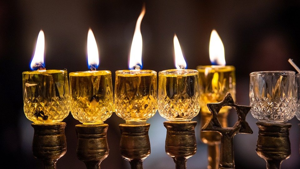 Скоро будут зажигаться свечи