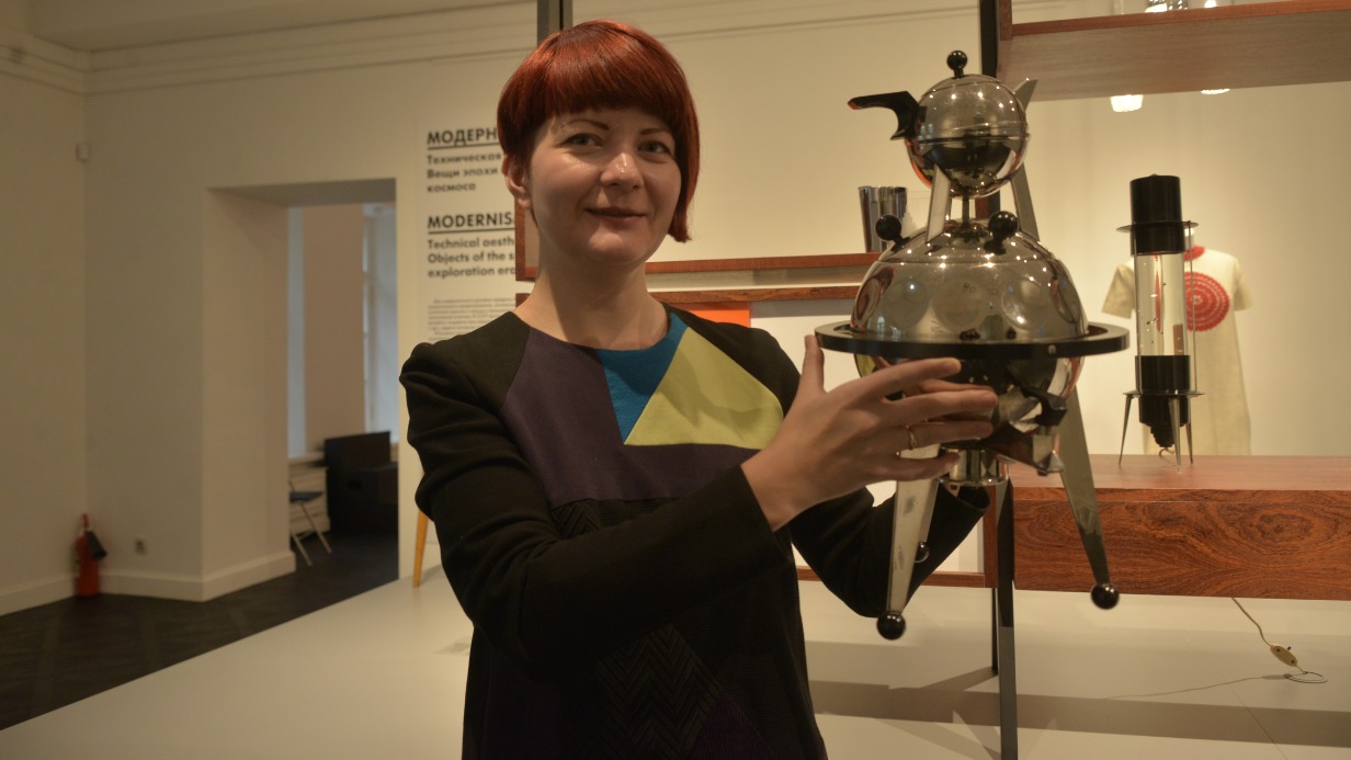 Алена Сокольникова с самоваром «Спутник» в музее декоративного искусства
