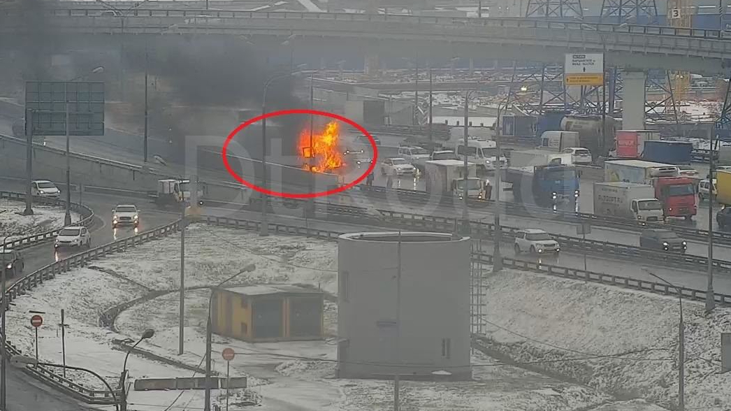 Фура загорелась на внутренней стороне 41-го километра МКАД
