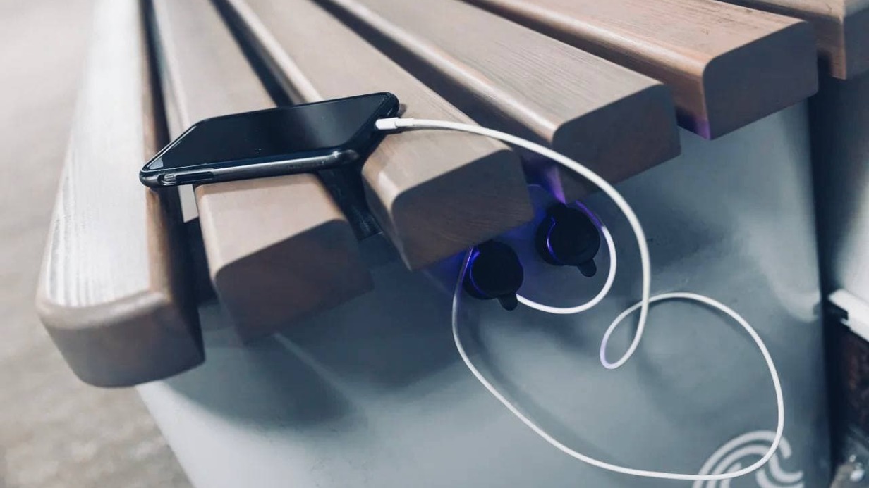 Зону отдыха, навигационный экран и урну для раздельного сбора мусора установили в столичном метро