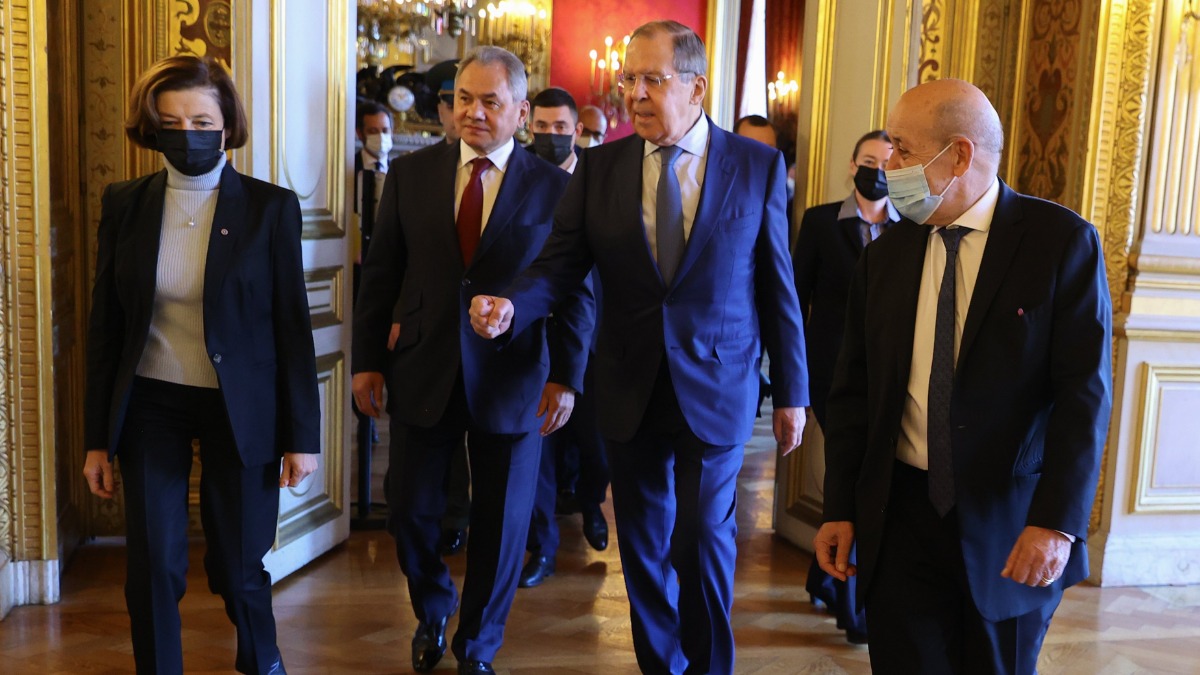 Лавров и Шойгу обсудили во Франции ситуацию с мигрантами в Белоруссии