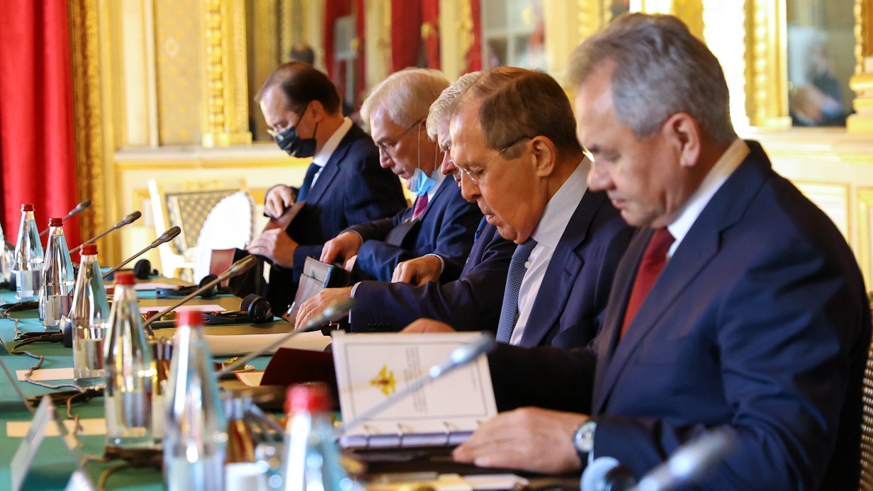 Шойгу и Лавров обговорили на встрече в Париже отношения России и НАТО