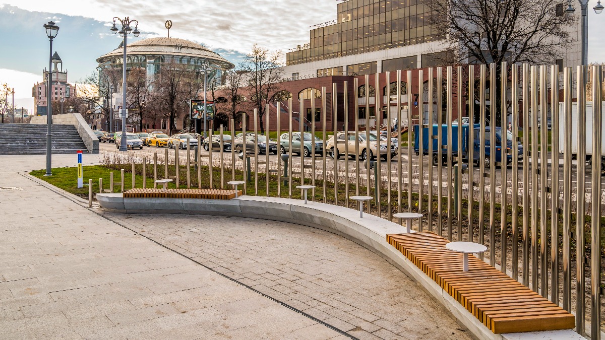 Четыре уникальные скамьи установили у Московского международного Дома музыки