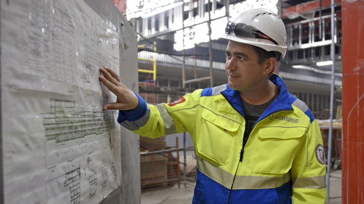 Инженер-строитель Владимир Животенко осматривает ход работ по сооружению пересадки между двумя станциями метро «Мичуринский проспект»