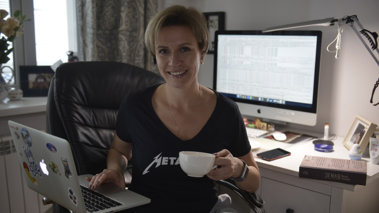 Москвичка Дарья Федорова не только работает удаленно, но и совершает покупки, не выходя из дома, в режиме онлайн