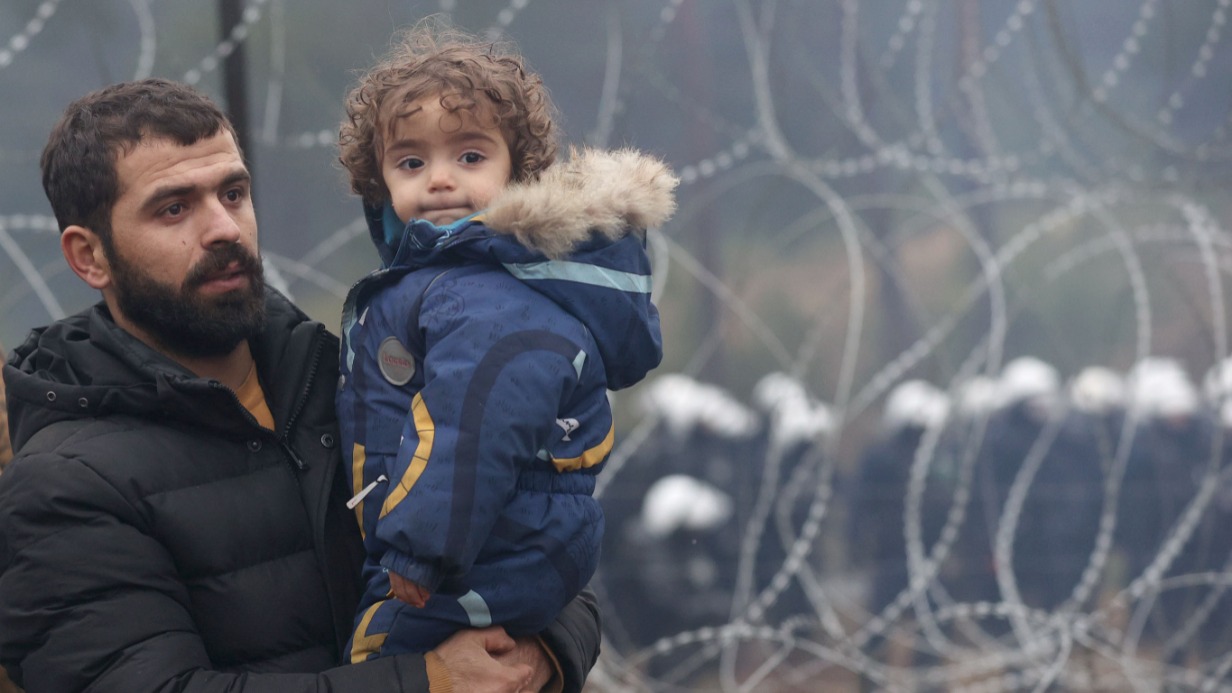 Пограничники Польши применили водометы и светошумовые гранаты против мигрантов