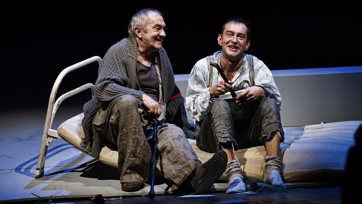 Народный артист РФ Сергей Сосновский в роли слуги Томаса (слева) и народный артист РФ Константин Хабенский в роли барона Мюнхгаузена