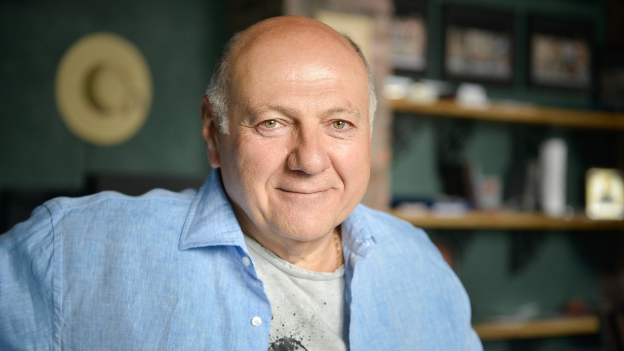 С недавних пор актер, режиссер и продюсер Сергей Ишханович Газаров является художественным руководителем сразу двух московских театров, «Прогресс-сцены Армена Джигарханяна» и Театра сатиры, и строит амбициозные планы на их будущее