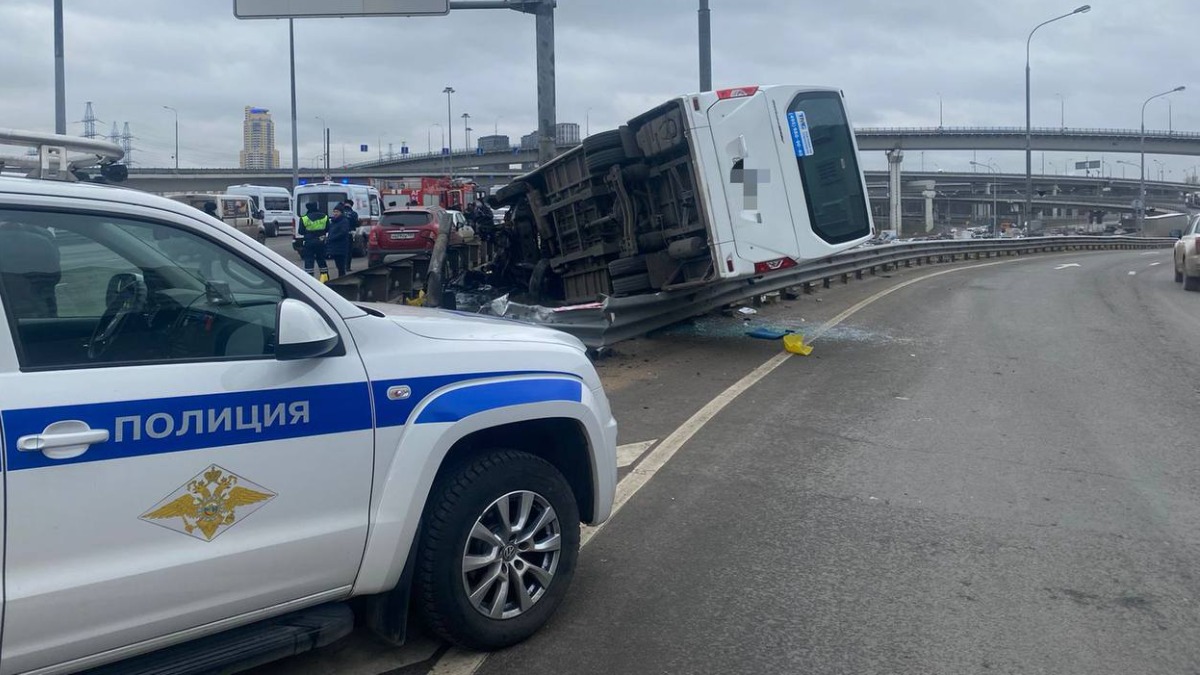 Прокуратура проводит проверку из-за ДТП с участием частного автобуса на МКАД