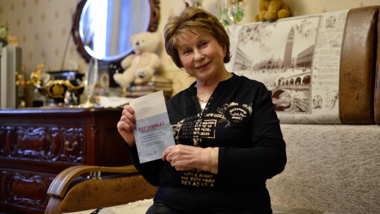 Пенсионерка Людмила Чуфарова держит в руках свой сертификат о вакцинации против ковида — на днях она сделала прививку от коронавируса в городской поликлинике и теперь защищена от опасной инфекции