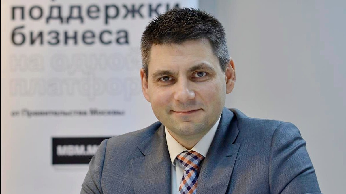 Руководитель ГБУ «Малый бизнес Москвы» Станислав Иванов перед выступлением на онлайн-форуме