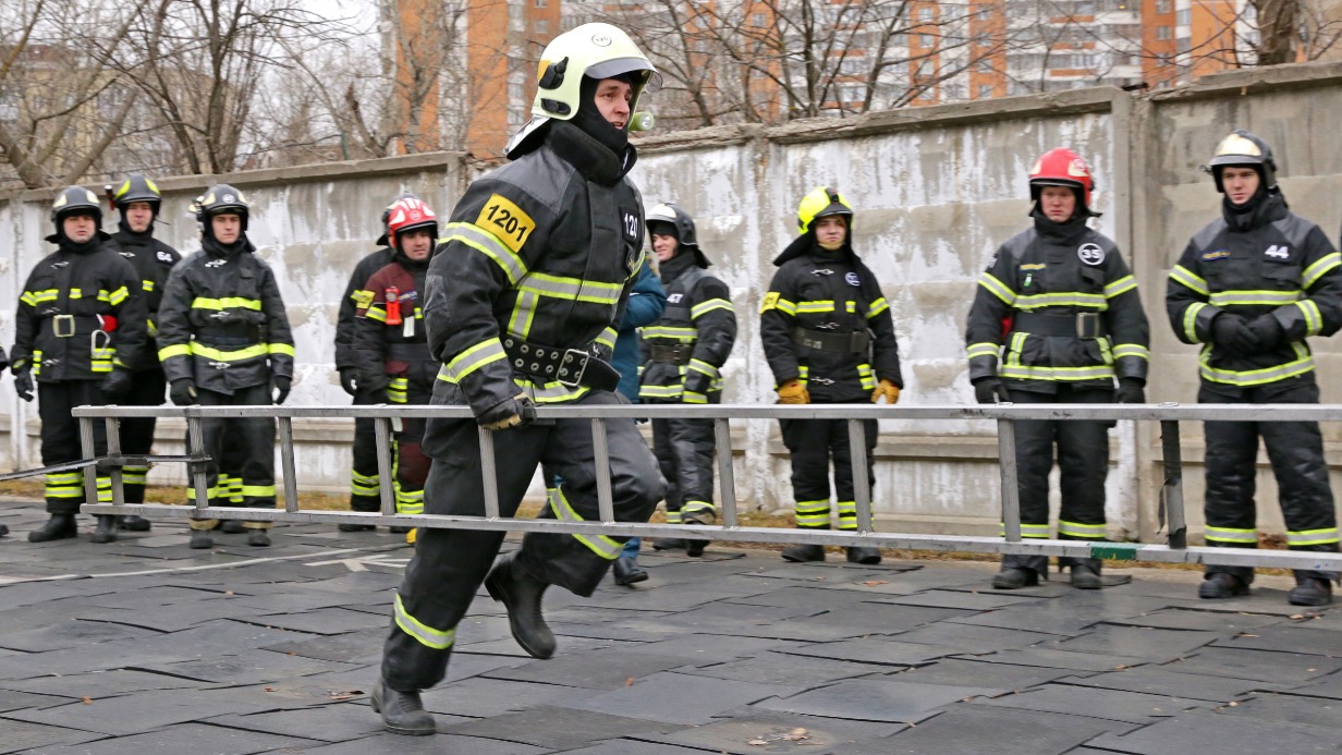 Начальник караула пожарно-спасательной части № 120 Сергей Захаров бежит к зданию, где условно горит четвертый этаж. Успеть к очагу пожара нужно за 30 секунд