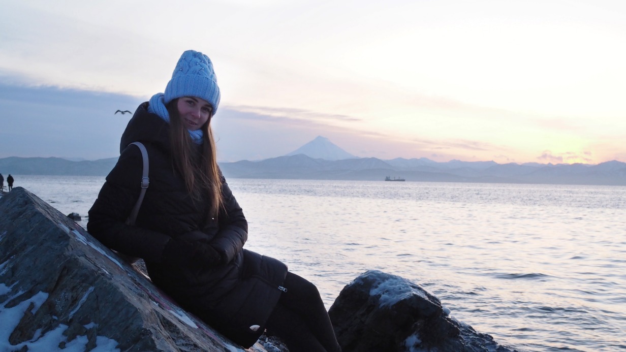 Софья Смишко, как и многие туристы, приехала на новогодние праздники на полуостров Камчатка. В этом году он стал самым дорогим местом для отдыха на Дальнем Востоке, по данным портала по бронированию санаториев