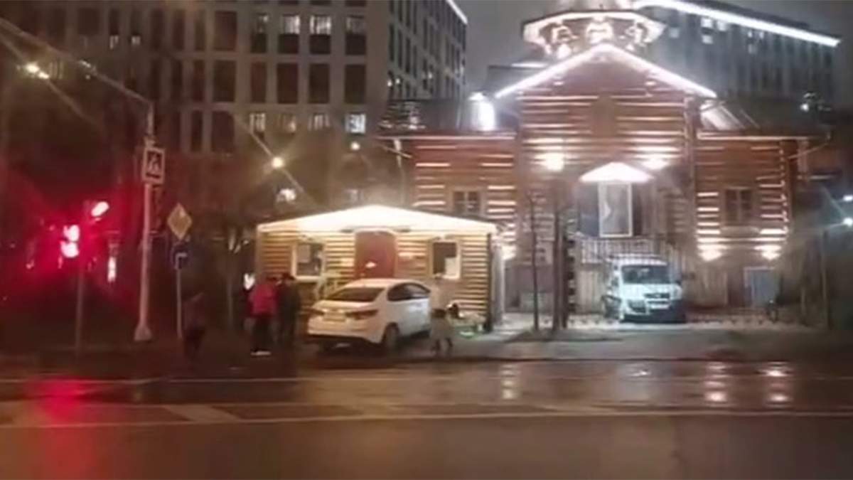 Иномарка влетела в храм Андрея Рублева на севере Москвы