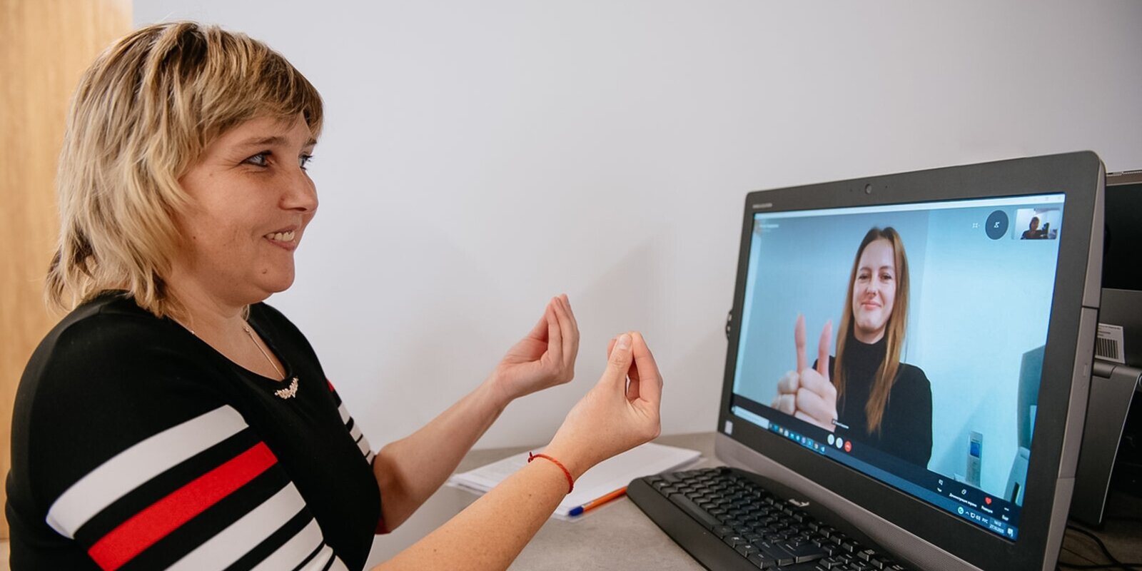 Москвичам рассказали, как работают две горячие линии для горожан с нарушениями слуха