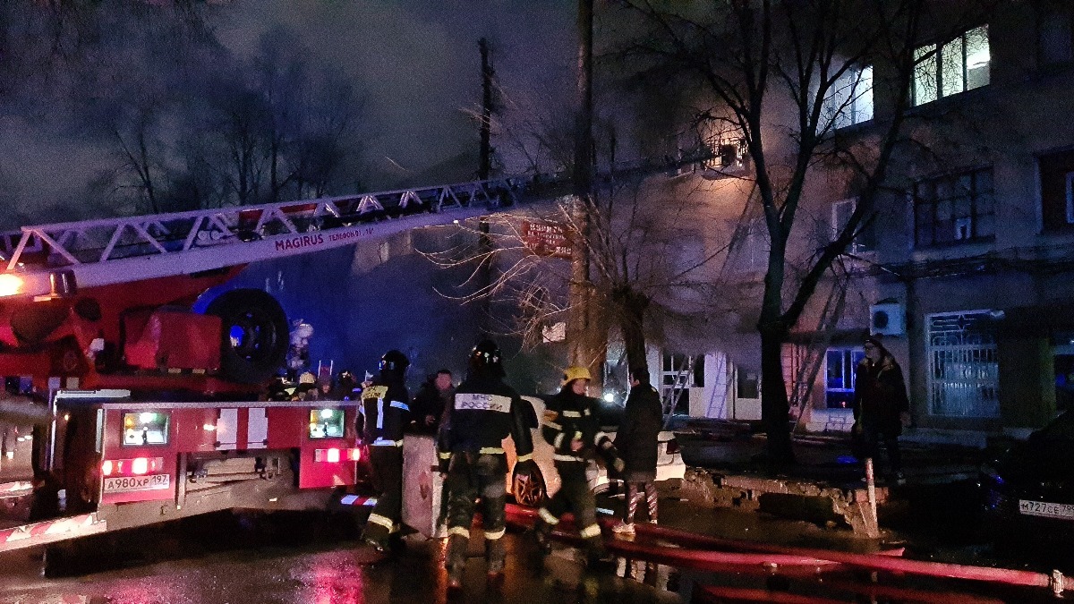 Пожарные спасли 24 человека из горящего жилого дома на западе Москвы