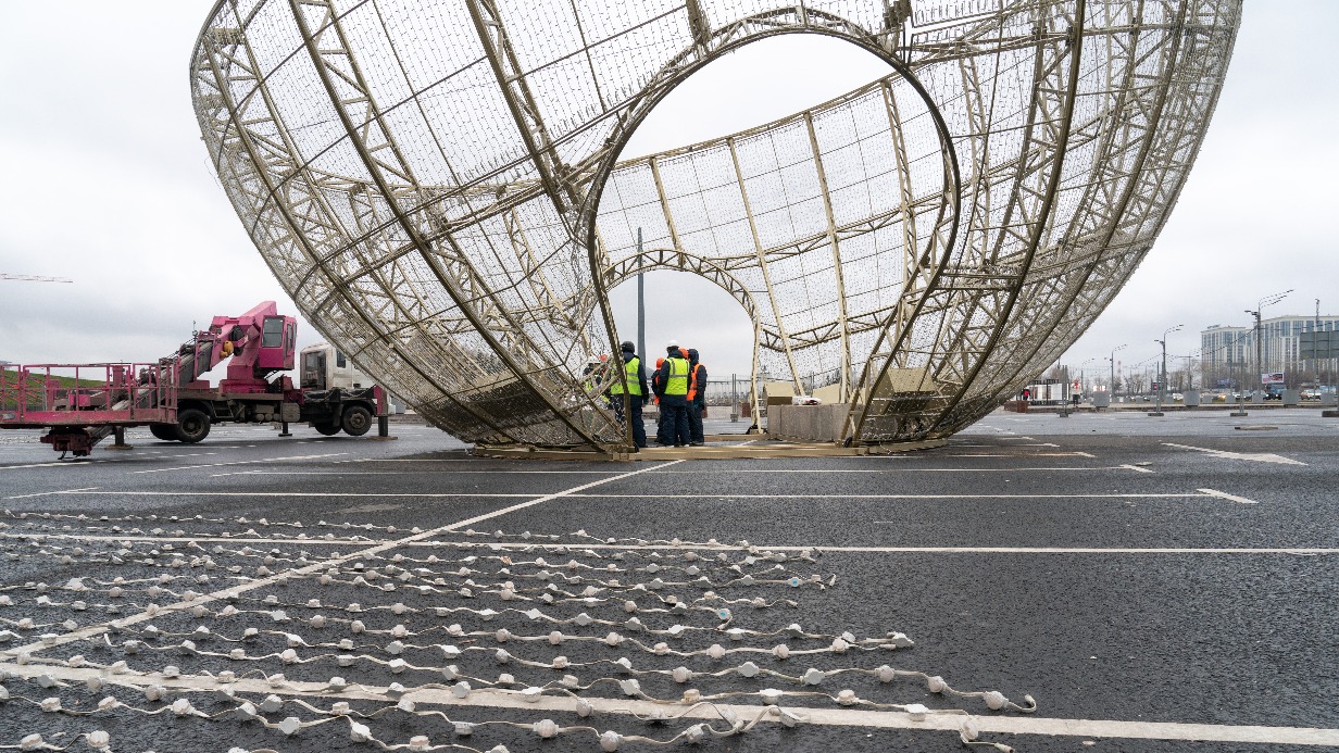 Монтаж огромного елочного шара на Поклонной горе завершается в Москве