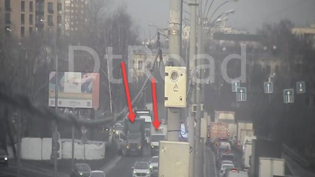 Два автомобиля столкнулись на улице Академика Скрябина в Москве