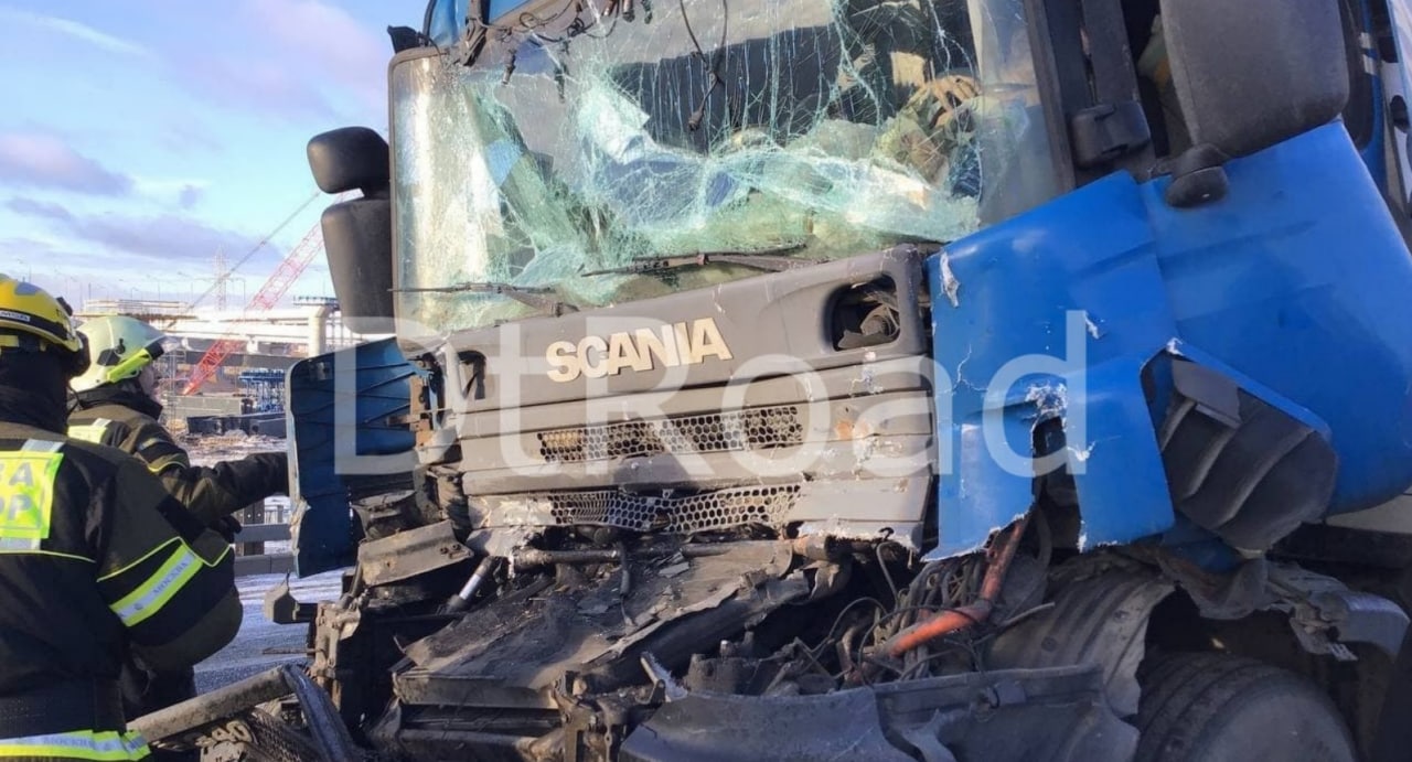 ДТП с грузовиком произошло на 57-м километре МКАД, движение затруднено