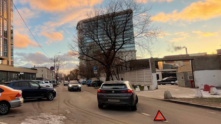 Две легковушки столкнулись в Бумажном проезде на севере Москвы