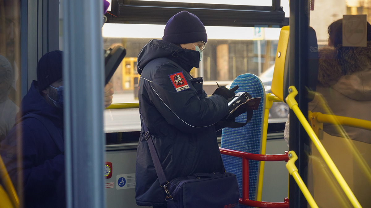 Почти четыре тысячи случаев незаконной рекламы на транспорте обнаружили в Москве в 2021 году