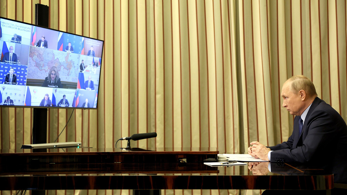 Путин призвал обеспечить достойный уровень зарплаты бюджетников